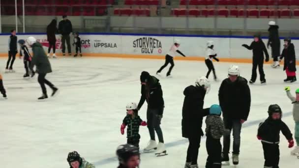 子供と大人がスケートしているアイススケートリンクとスポーツ複合体の美しい景色 — ストック動画