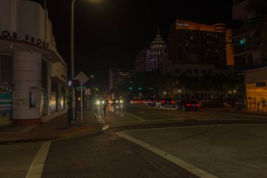 Miami Beach Caddesi 'nin güzel gece manzarası geçen arabaların ışıklarıyla aydınlatılıyor. Çevreye canlı bir ışık saçıyor. Miami Plajı. ABD. 