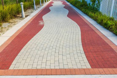 Miami Plajı 'nda Walking Street denilen kırmızı patika kaldırım taşlarının görüntüsü. ABD.