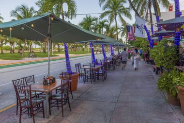 Miami Beach 'teki Ocean Drive caddesindeki restoran manzarası. ABD. 