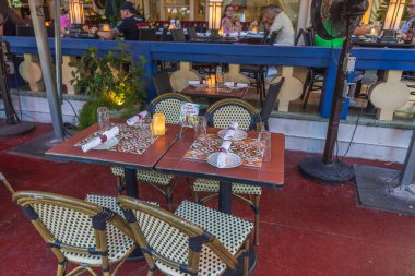 Ocean Drive 'daki restoranda servis masasının yakın görüntüsü. Miami Plajı. ABD. 