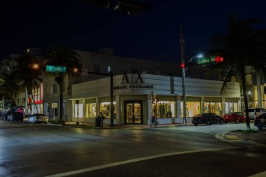 8. cadde ve Collins Bulvarı 'nın güzel gece görüşü ve Armani Exchange mağazasının pencereleri. Miami Plajı. ABD. 