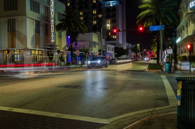 Miami Beach Caddesi 'nin güzel gece manzarası geçen arabaların ışıklarıyla aydınlanıyor. Miami Plajı. ABD. 