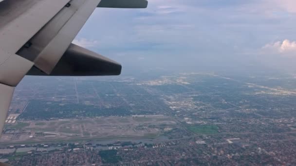 Красивый Вид Окна Самолета Время Посадки Архитектуры Города Майами Сша — стоковое видео
