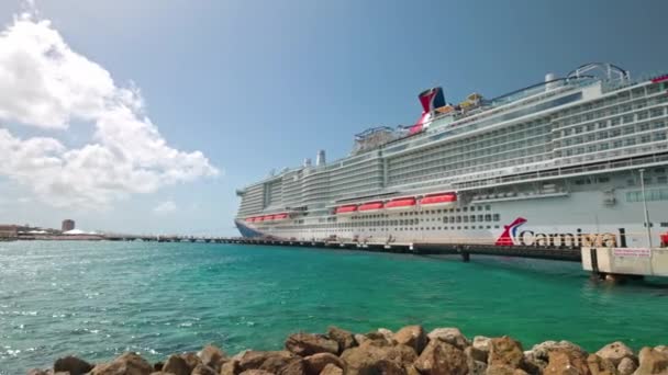 Crucero Atracado Puerto Curazao Brillante Soleado Día Verano — Vídeos de Stock