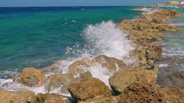 브레이크 워터에 파도가 충돌로 카리브해를 장면이 펼쳐집니다 슬로우 — 비디오