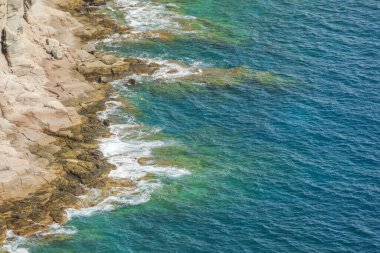 İspanya 'nın Gran Canaria adasının kıyılarına vuran dalgaların rahatlatıcı görüntüsü.