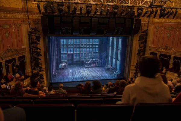 Público Broadway Espera Ansiosamente Actuación Temática Michael Jackson Escenario Nueva Imagen De Stock