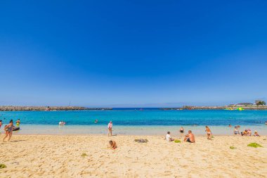 Sıcak yaz günlerinde Gran Canaria 'nın Atlantik Okyanusu' ndaki kumsaldaki insanlar. Büyük Kanarya. İspanya.