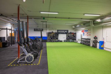 Çeşitli egzersiz makineleriyle donatılmış bodrum salonu. Sağlıklı yaşam tarzı konseptini teşvik etmek. 