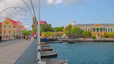 Ünlü Kraliçe Emma Köprüsü manzarası ve Willemstad şehir merkezindeki deniz kıyısındaki binalar. Curacao. 