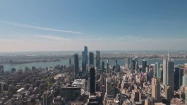Empire State Binası 'ndan gökdelenlere tepeden bakan hava manzarası ve Manhattan' daki 34. Cadde 'de ikonik Macy' nin mağazası. - New York. ABD. 