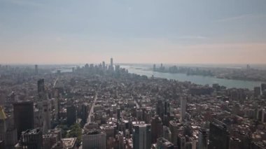 Manhattan 'ın güzel panoramik manzarası, Hudson Nehri, Özgürlük Heykeli ve gökdelenler görünürde. - New York. ABD.