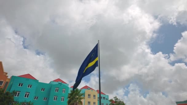 Άποψη Της Σημαίας Του Κουράο Κυματίζει Στον Άνεμο Στην Πλατεία — Αρχείο Βίντεο