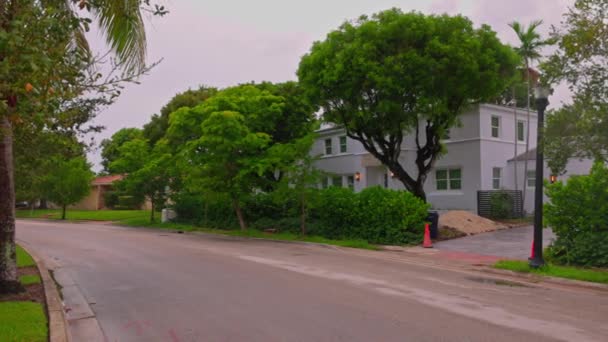 Vacker Utsikt Över Ett Bostadsområdena Miami Beach Med Vackra Trädkantade — Stockvideo