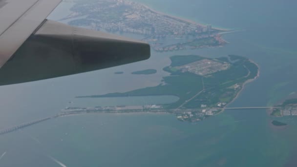 Při Sestupu Letadla Přistání Okna Odvíjí Výhled Ukazuje Modré Vody — Stock video