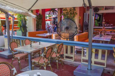 Ocean Drive, Miami Beach 'teki restoranın renkli iç manzarası. Konukların rahatı için sis pervanesiyle donatılmış. Miami Plajı. ABD.