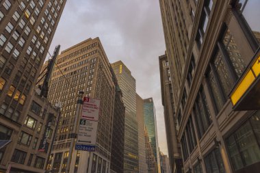 Manhattan 'ın gökdelenleri gökyüzüne doğru uzanan gökdelenler. - New York. ABD. 