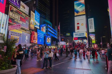 Times Meydanı 'nın gece manzarası, Broadway boyunca insanların New York City gecesinin tadını çıkardıkları yer. - New York. ABD.