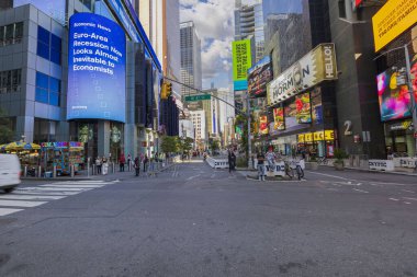 Yükselen gökdelenleri ve caddelerde yürüyen insanlarla Broadway 'in muhteşem manzarası. - New York. ABD.