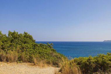 Dağlardan çarpıcı bir manzara Akdeniz 'in Rodos adasını çevreleyen masmavi sularını ortaya çıkarıyor. Yunanistan.