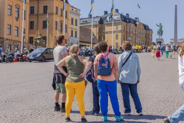 İsveç 'in Ulusal Günü' nü kutlamak için insanlar Stockholm 'ün merkez meydanında toplandı.. 