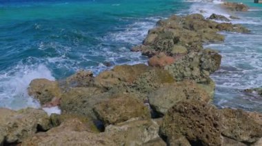 Karayip Denizi dalgaları Curacao adasında yapay bir dalgaya karşı kırılıyor. Yavaş çekim.