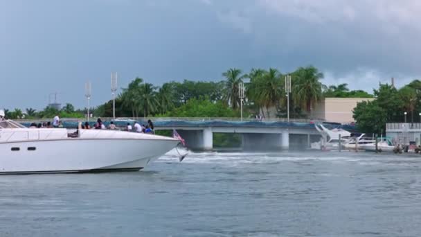 Вид Маямі Біч Човнами Значною Білою Яхтою Коли Люди Піднімаються — стокове відео