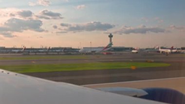 Miami Havaalanı 'ndan kalkan güzel bir uçak manzarası. Miami mi? ABD.