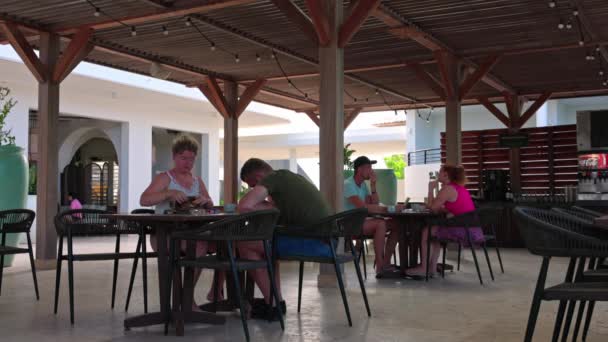 Sıcak Yaz Akşamlarında Bardaki Masada Oturan Genç Çiftin Görüntüsü — Stok video