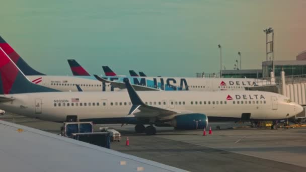 Vistas Várias Aeronaves Delta Airlines Estacionadas Janela Avião Taxiador Pista — Vídeo de Stock
