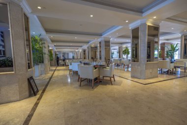 Çekici otel restoranının iç manzarası, hafif döşenmiş mobilyalar ve gelecek konuklar için zarif bir şekilde ayarlanmış masalar. Miami Plajı. ABD. 