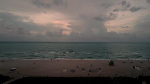 Csodálatos Időzített Videó Gyönyörű Naplementéről Miami Beach Mozgó Felhőkkel Sápadt — Stock videók