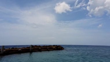 Curacao Adası 'ndaki Karayip Denizi' nin güzel manzarası, gökyüzündeki bulutlara karşı. Zaman aşımı.