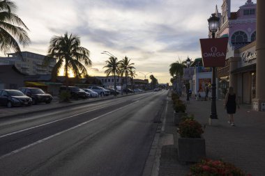 Oranjestad 'ın ana caddesinin güzel akşam manzarası. Butik dükkanları ve insanların boş boş dolaşması. Aruba. 