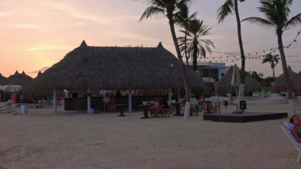 Turisti Dell Hotel Divertono Molto Sulla Spiaggia Sabbia Durante Bellissimo — Video Stock