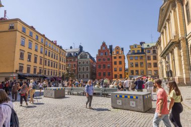 Güneşli bir yaz günü, Stockholm meydanında yürüyen insanların güzel manzarası.. 