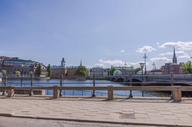 Stroemmen nehri boyunca uzanan köprülerle Stockholm 'ün merkezinin mimarisinin etkileyici manzarası. İsveç.