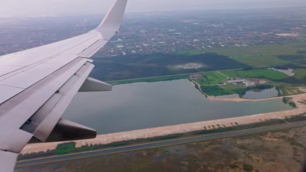 Коли Літак Спускається Посадки Зачаровує Вікном Відкриваючи Води Озера Міського — стокове відео