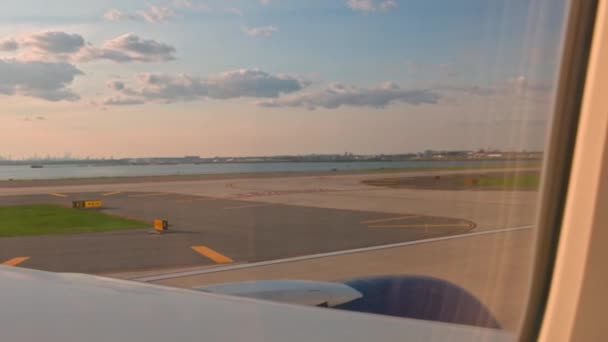 Vista Avião Levanta Fora Pista Aeroporto Miami Estados Unidos — Vídeo de Stock