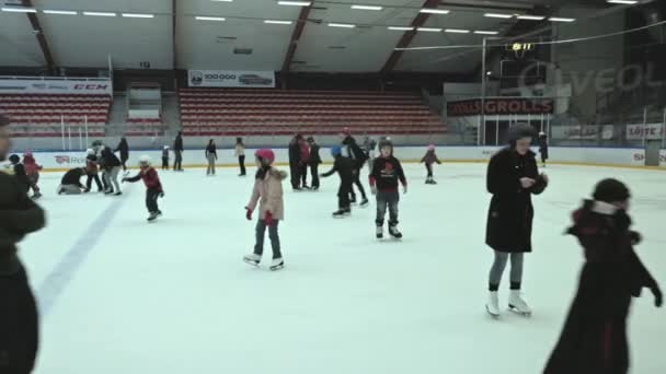 在体育综合体的视图中 有一个滑冰溜冰场 儿童和成年人都可以在那里滑过冰面 — 图库视频影像