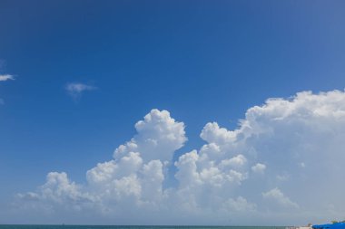 Miami Sahili 'ndeki Atlantik Okyanusu üzerinde beyaz bulutlu güzel bir gökyüzü manzarası. ABD.