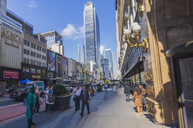 Güneşli bir yaz gününde New York 34. Cadde 'nin köşesindeki ünlü Macy' s 'in güzel şehir manzarası. - New York. ABD.