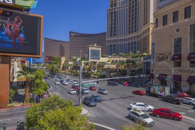 Strip 'in güzel manzarası sayısız araba ve çarpıcı otel binaları ile mavi gökyüzünün arka planına karşı. Las Vegas, Nevada, ABD. 