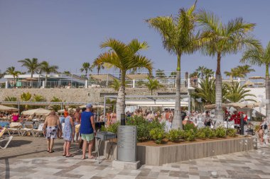 Geleneksel köpük partisinin turistlerle yapıldığı açık havuzlu otel manzarası çok güzel. İspanya. Büyük Kanarya. 