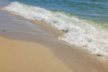 Atlantik Okyanusu dalgalarının kıyıya vurduğu kumlu sahilin güzel manzarası.. 