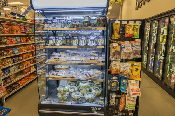 CVS mağazasındaki taze salatalar ve sandviçler için soğutulmuş rafın yakın görüntüsü. Miami Plajı. ABD.