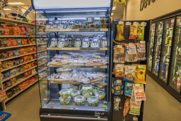 Крупный план холодильной полки для свежих салатов и сэндвичей в магазине CVS. Майами Бич. США.