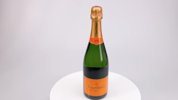 Вид Французьке Шампанське Veuve Clickquot Ізольовано Обертовій Поверхні — стокове відео