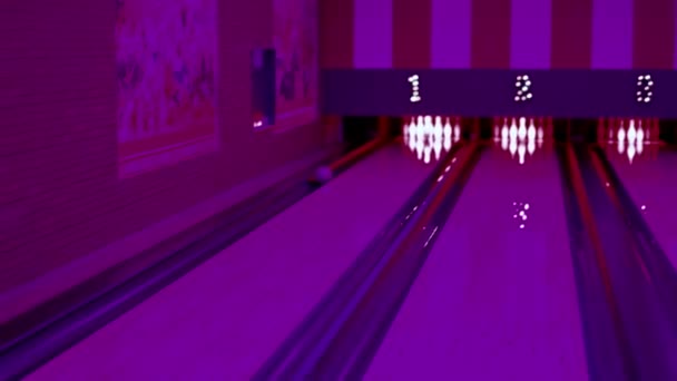 Bowling Ball Rollt Während Eines Bowlingspiels Die Bahn Hinunter Mit — Stockvideo